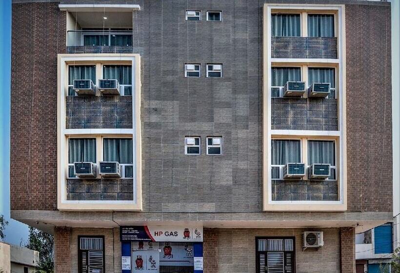 فندق Ravi Residency