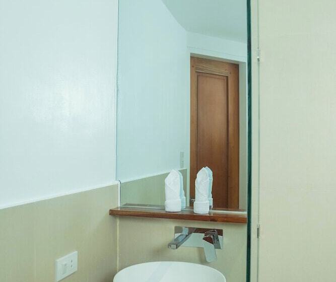 בית מלון כפרי The Paragon Boracay Suites