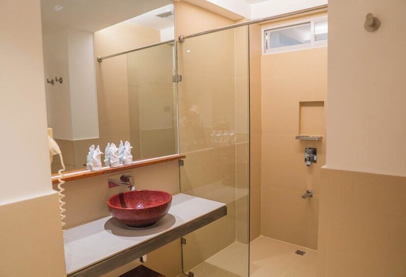 בית מלון כפרי The Paragon Boracay Suites