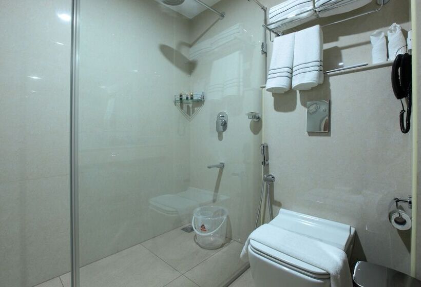 هتل Tribute Royale