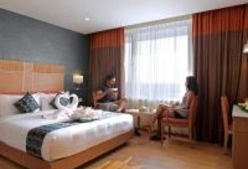 هتل Tribute Royale