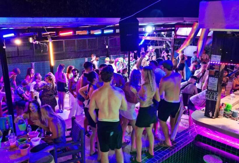 בית מלון כפרי Wet! A Pool Party Hostel By Wild & Wandering