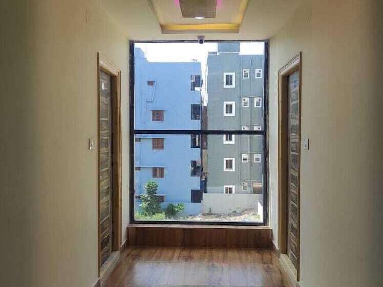 Iroomz Hotel Apoorva