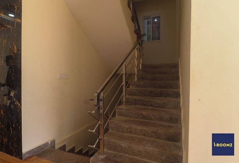 Iroomz Hotel Apoorva