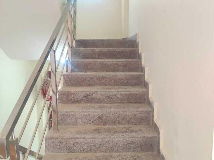 Iroomz Hotel Apoorva