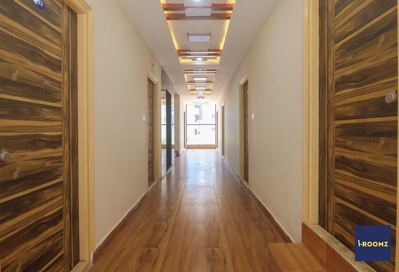 Iroomz Hotel Apoorva