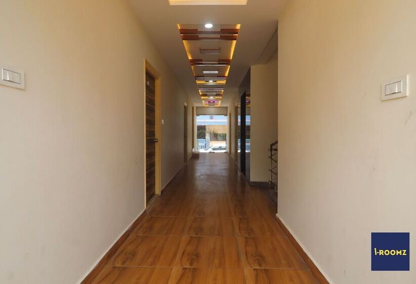 Iroomz Hotel Apoorva