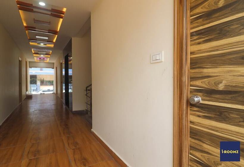 Iroomz Hotel Apoorva