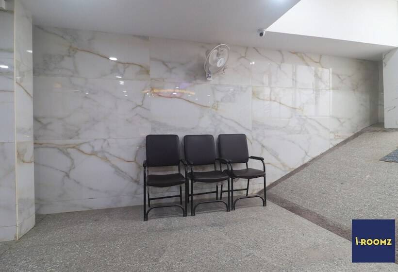 Iroomz Hotel Apoorva