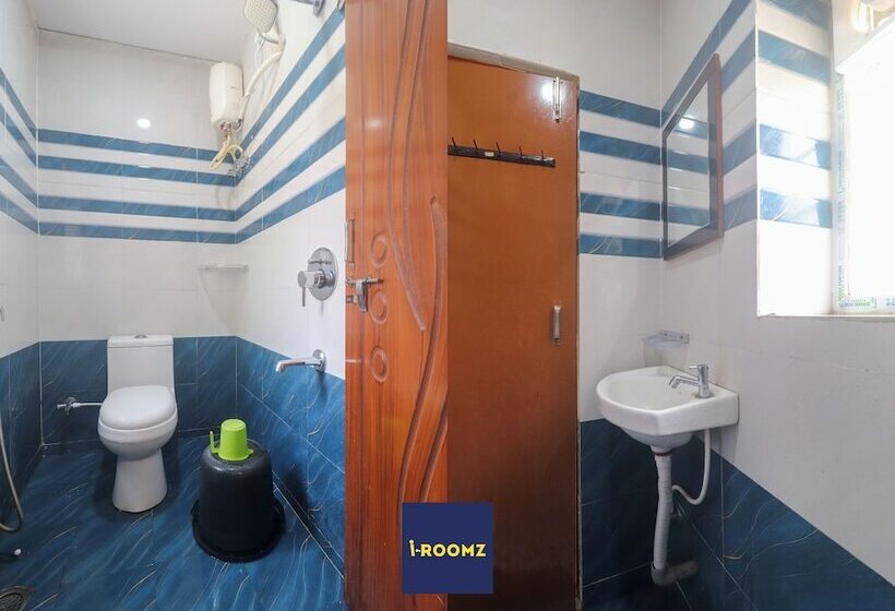 Iroomz Hotel Apoorva