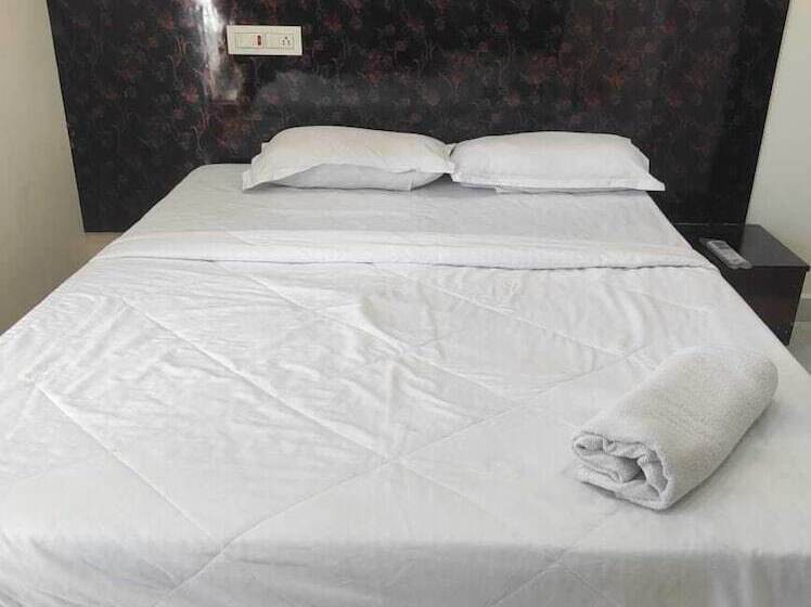 Iroomz Hotel Apoorva