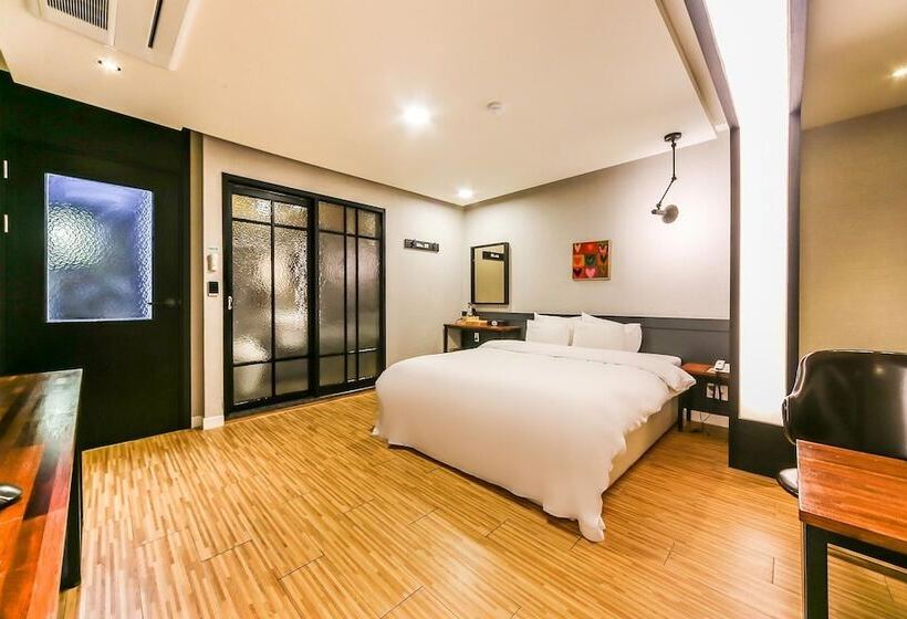 מוטל Changwon Paryongdong Soo