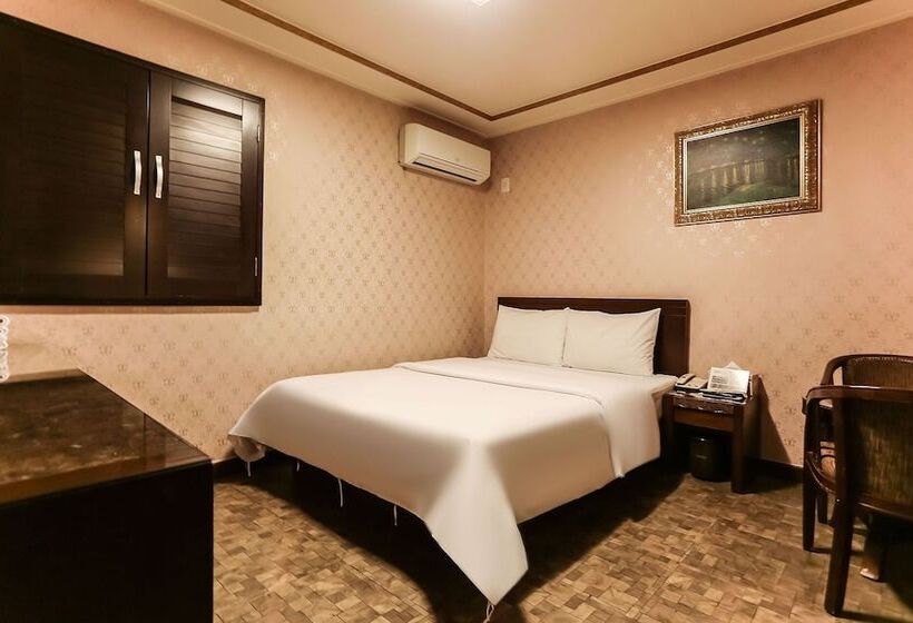 汽车旅馆  Gangneung Cats