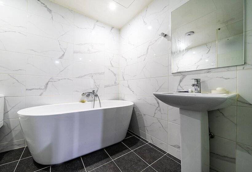 מוטל Guri C Boutique