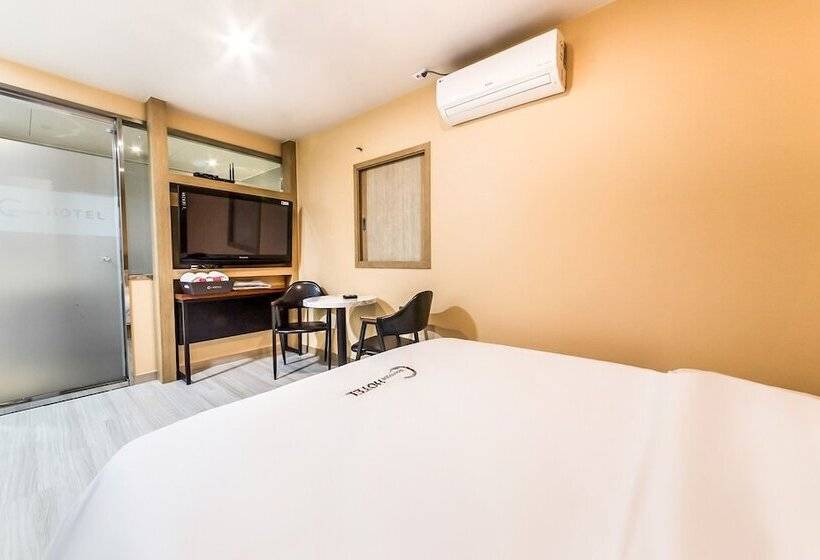 מוטל Guri C Boutique