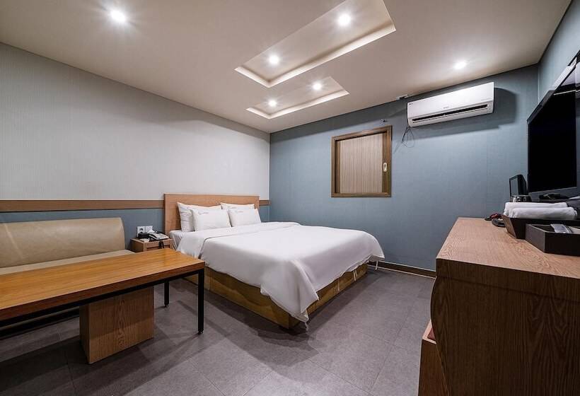 מוטל Guri C Boutique