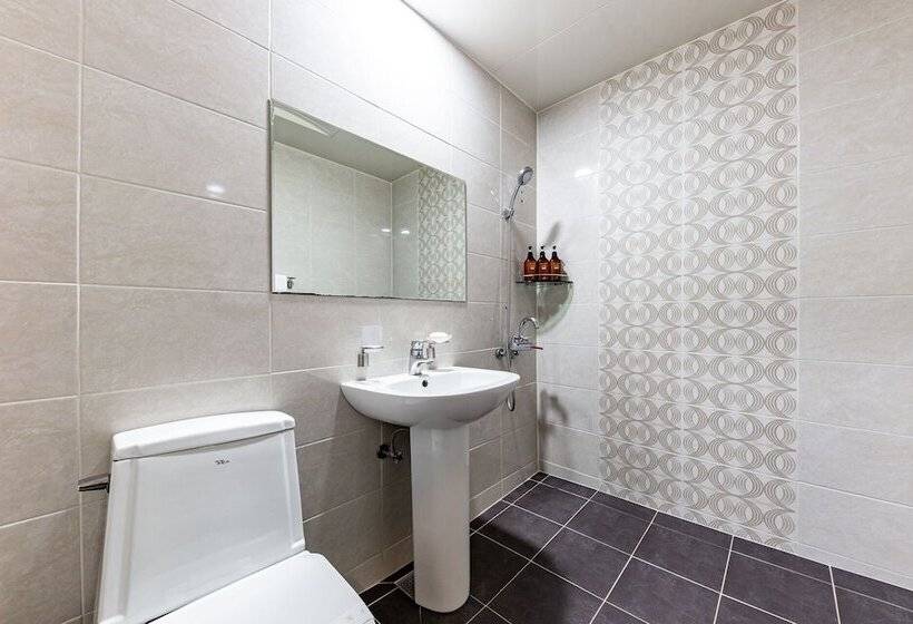 מוטל Gwangju Geumho World