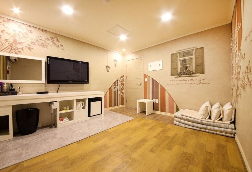 מוטל Gwangju Geumho World