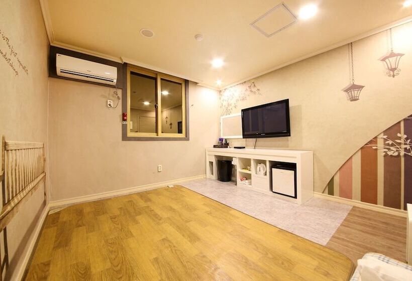 מוטל Gwangju Geumho World