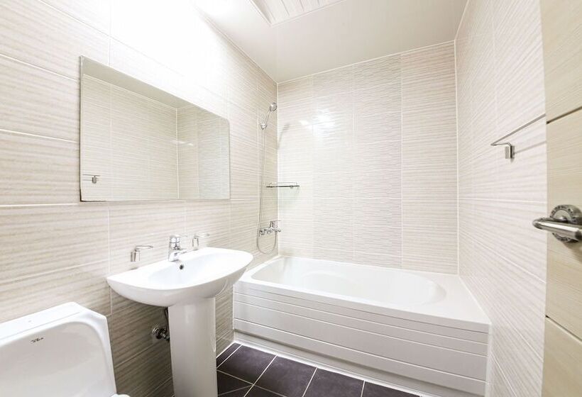 מוטל Gwangju Geumho World