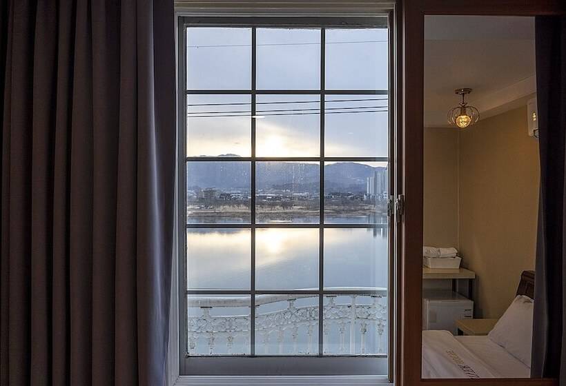 Motel Yangpyeong River House