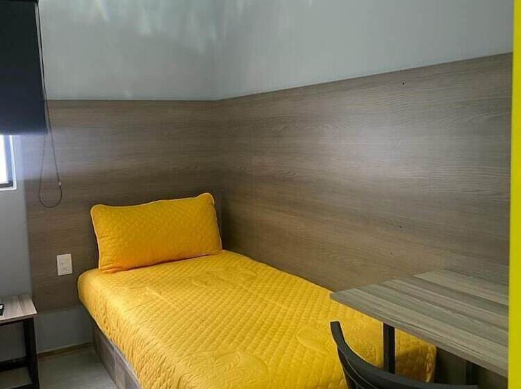 Check Inn Hostal Aeropuerto Gdl   Hostel