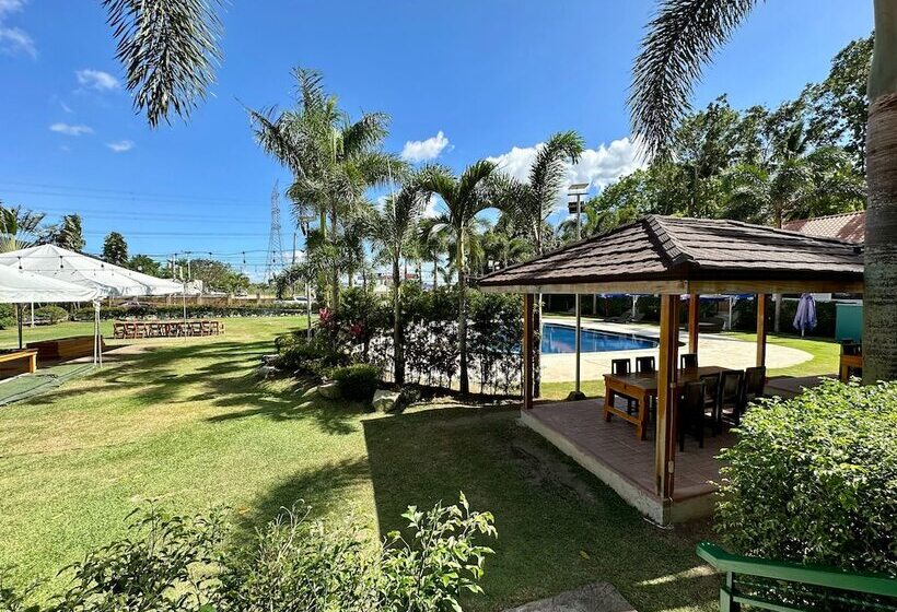 Отель 3 Peaks Resort & Boutique