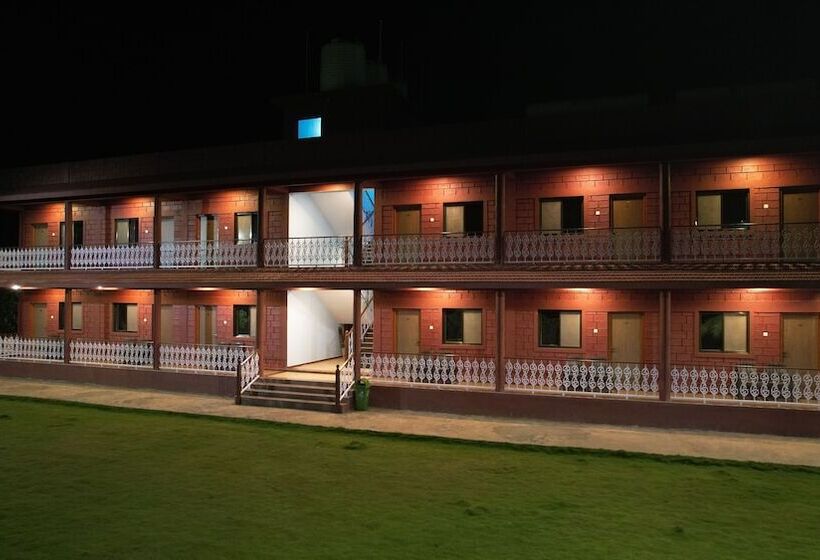 فندق Beach Village Resort