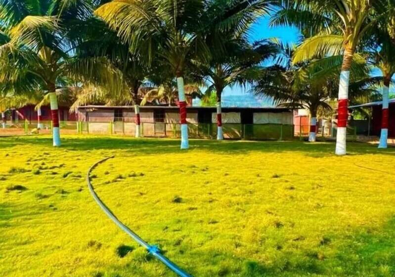 בית מלון כפרי Beach Village Resort