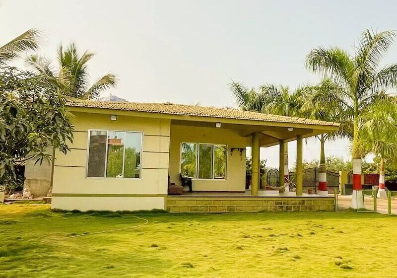 בית מלון כפרי Beach Village Resort