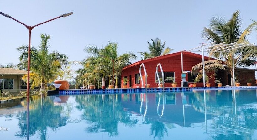 בית מלון כפרי Beach Village Resort