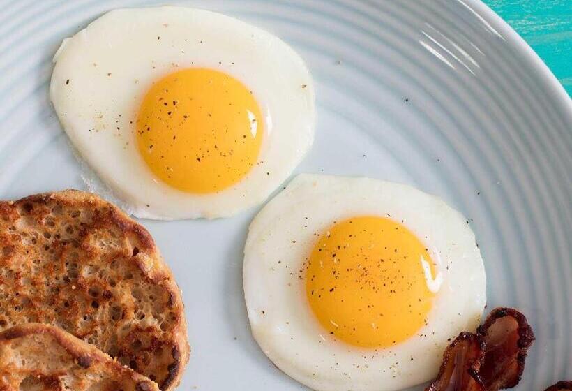 هتل Candolim Suites