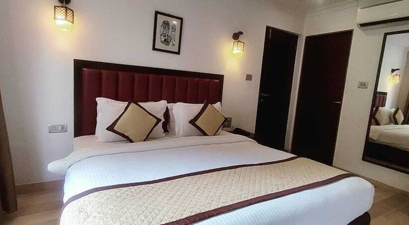هتل Candolim Suites