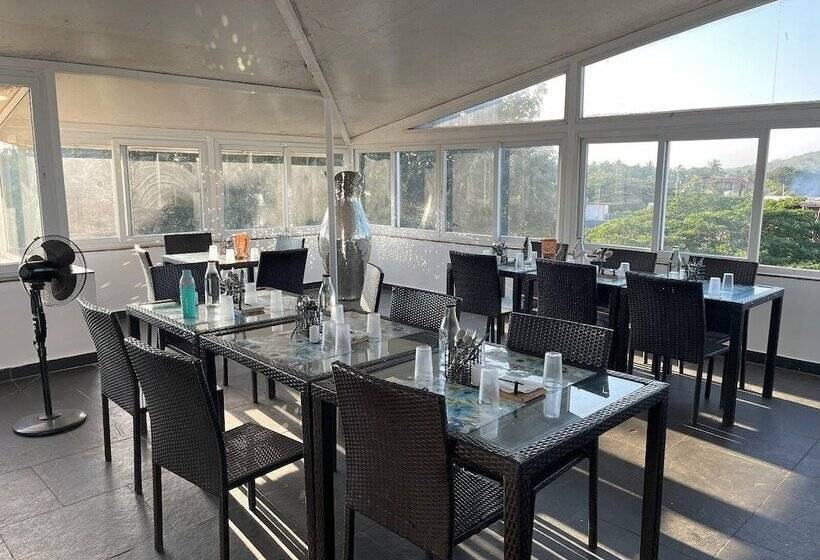 酒店 Candolim Suites