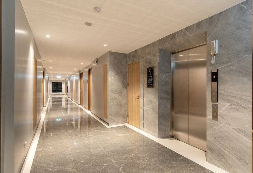 Отель Crystal Srivaree Suvarnabhumi