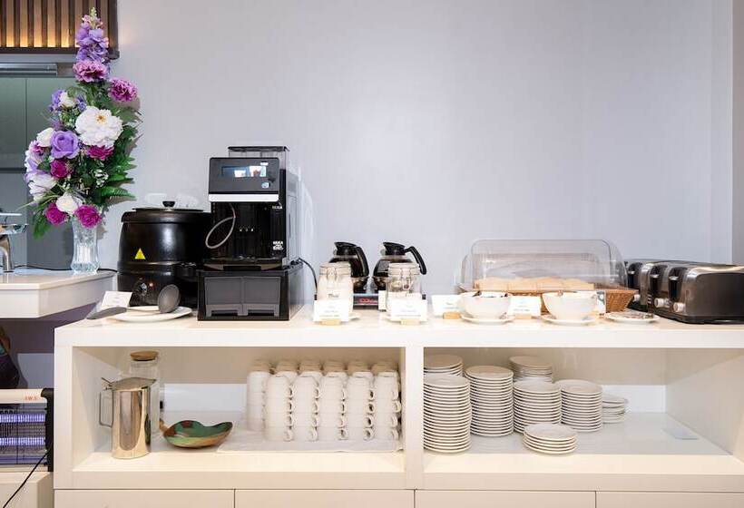 Отель Crystal Srivaree Suvarnabhumi