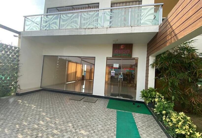 בית מלון כפרי Kalinga Tavern Residency