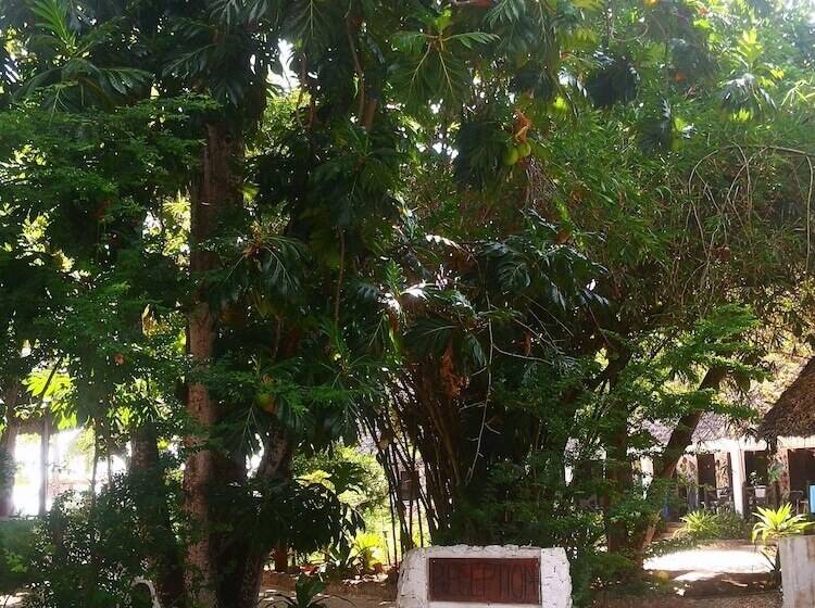 בית מלון כפרי Mambo Ocean Resort