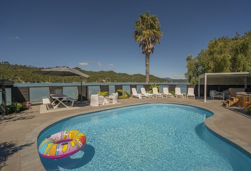 Отель Oceans 88 Whitianga Coastal Accommodation Suites