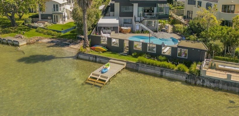 Отель Oceans 88 Whitianga Coastal Accommodation Suites