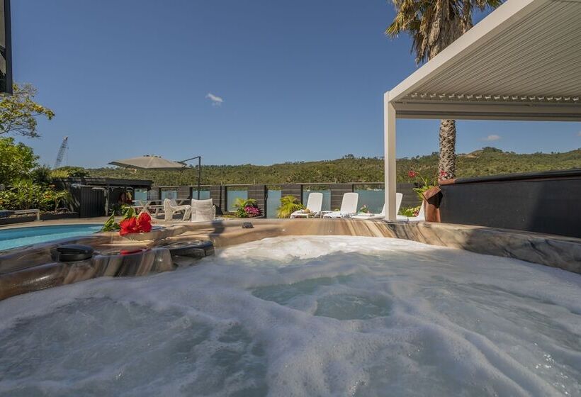 Отель Oceans 88 Whitianga Coastal Accommodation Suites