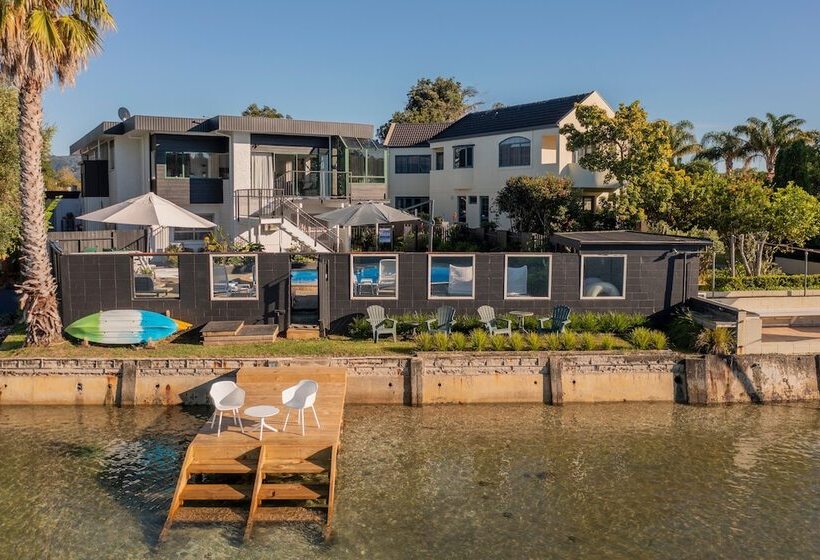 Отель Oceans 88 Whitianga Coastal Accommodation Suites