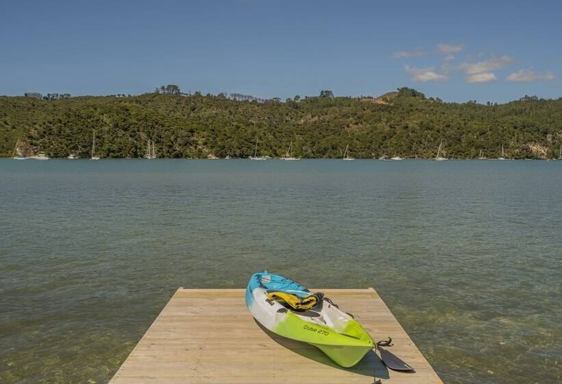 Отель Oceans 88 Whitianga Coastal Accommodation Suites