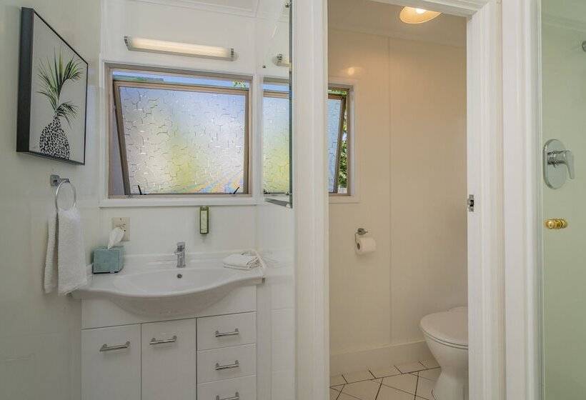 Отель Oceans 88 Whitianga Coastal Accommodation Suites