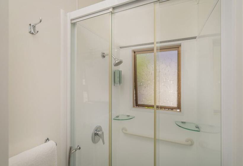 Отель Oceans 88 Whitianga Coastal Accommodation Suites