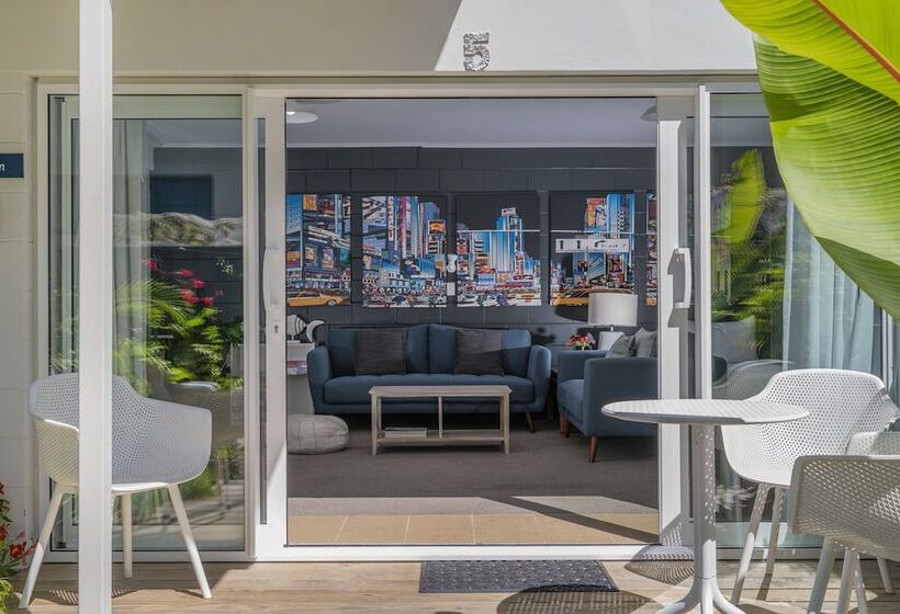 Отель Oceans 88 Whitianga Coastal Accommodation Suites