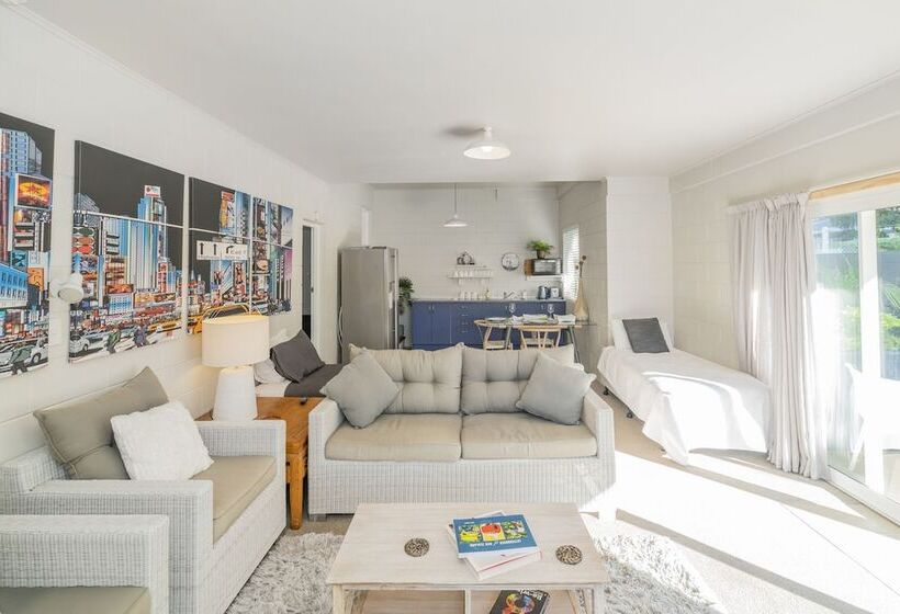 Отель Oceans 88 Whitianga Coastal Accommodation Suites