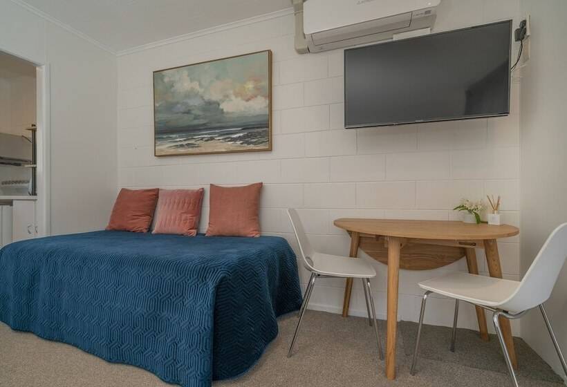 Отель Oceans 88 Whitianga Coastal Accommodation Suites