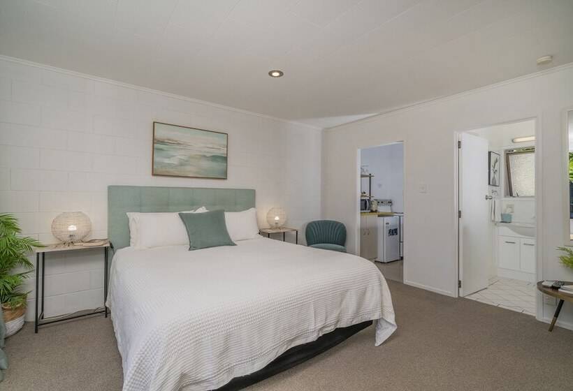 Отель Oceans 88 Whitianga Coastal Accommodation Suites