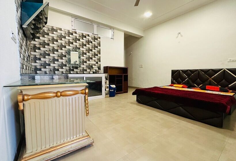 Отель Radha Residency